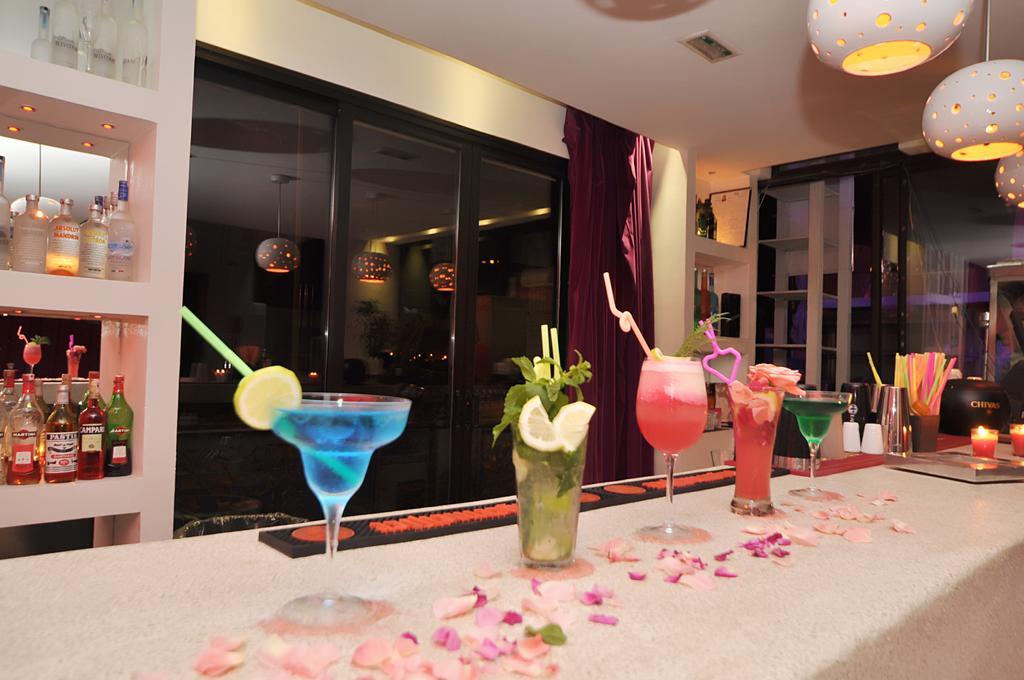 Cesar Resort & Spa Marrakesh Eksteriør billede Cocktails at a bar