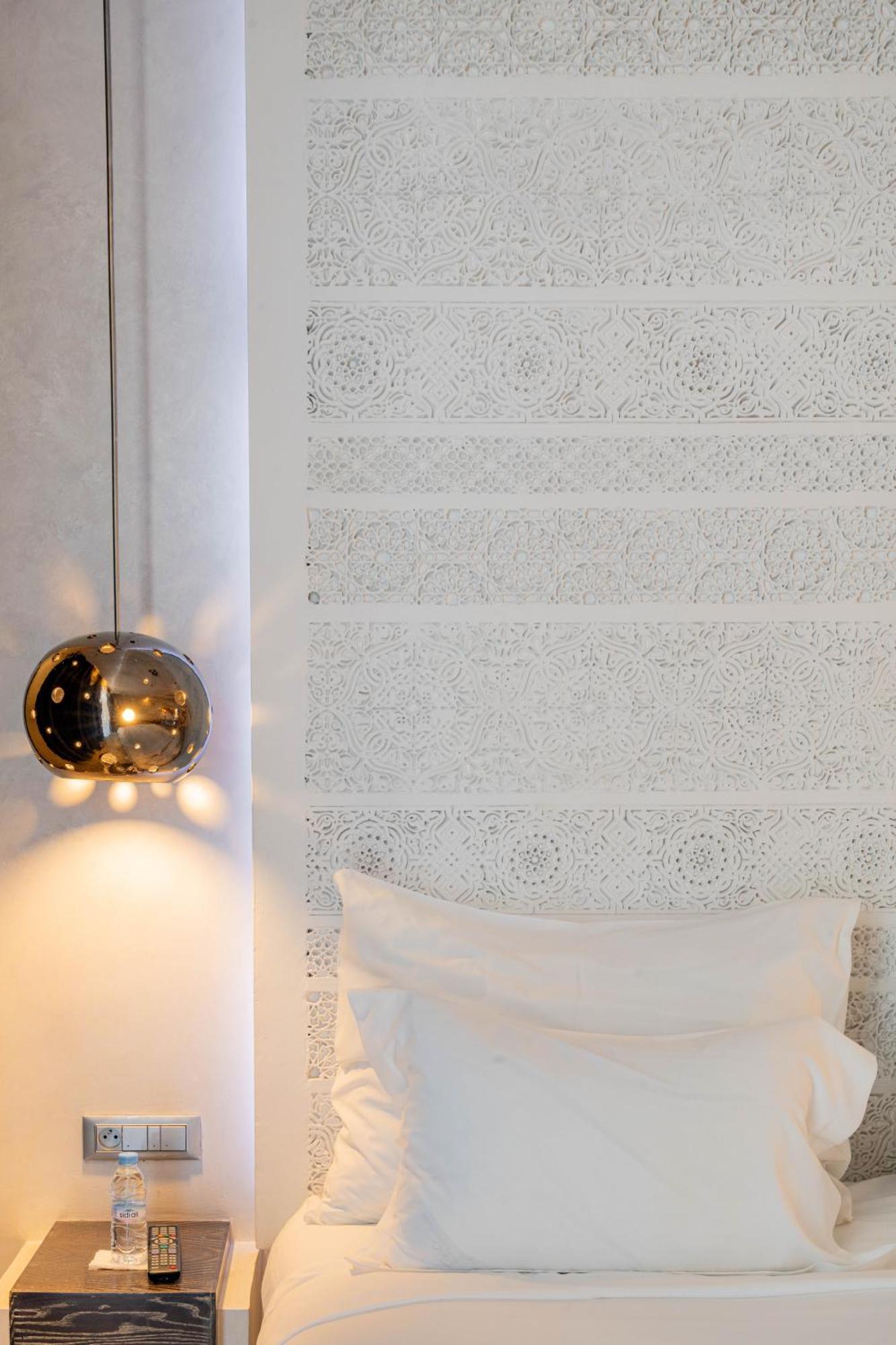 Cesar Resort & Spa Marrakesh Eksteriør billede A wall with a decorative finish